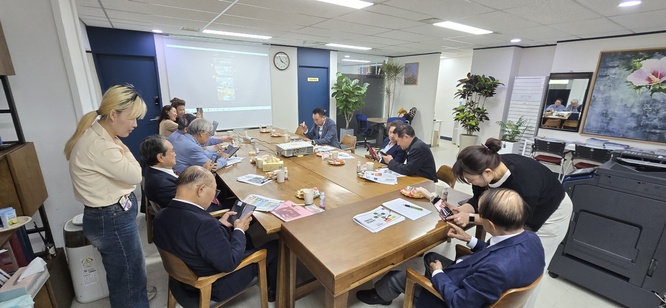 여성 강사가 슬라이드를 보며 GenAI 개념을 설명하고, 회의실에서 참석자들이 발표를 경청하는 모습