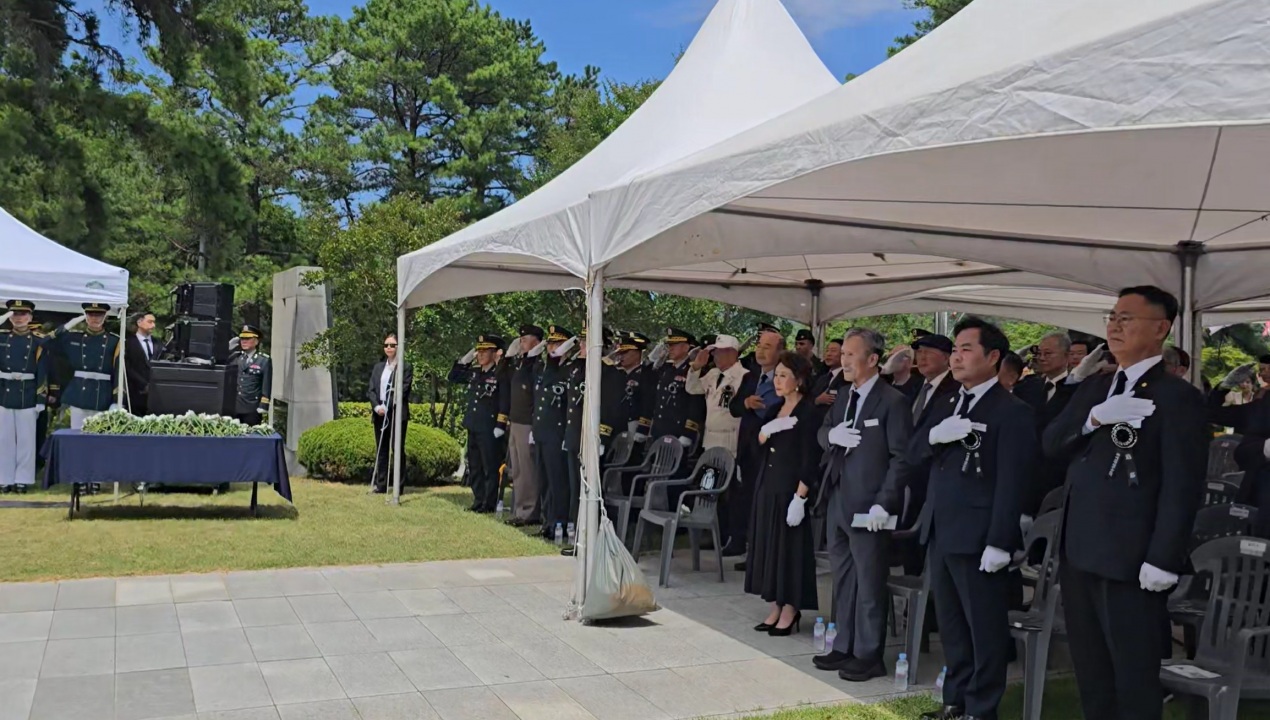헌화하는 참석자들