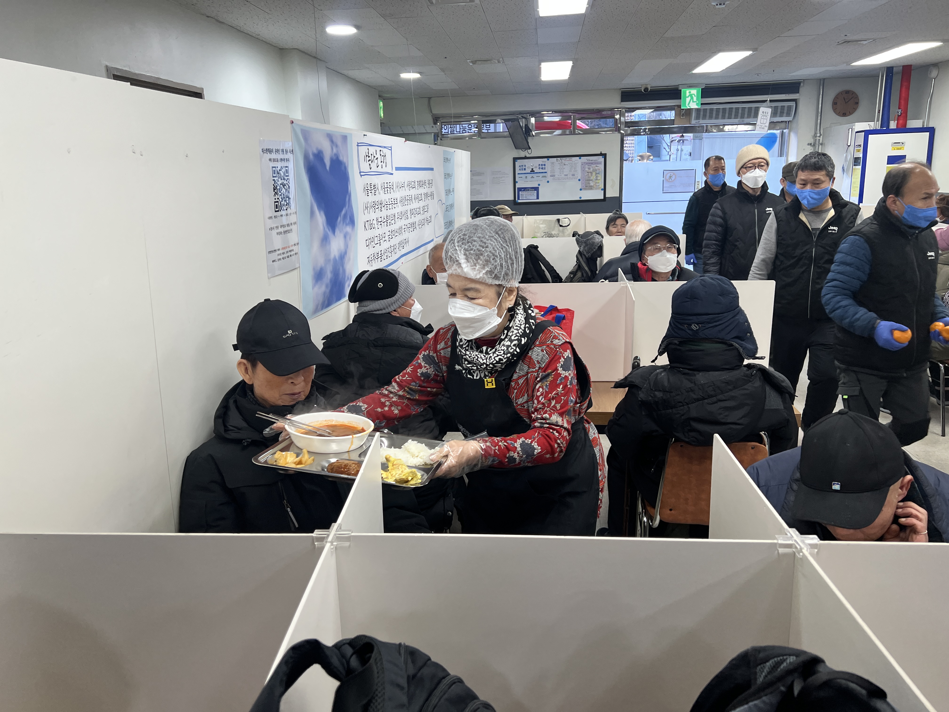 따뜻한 밥을 배식하는 모습